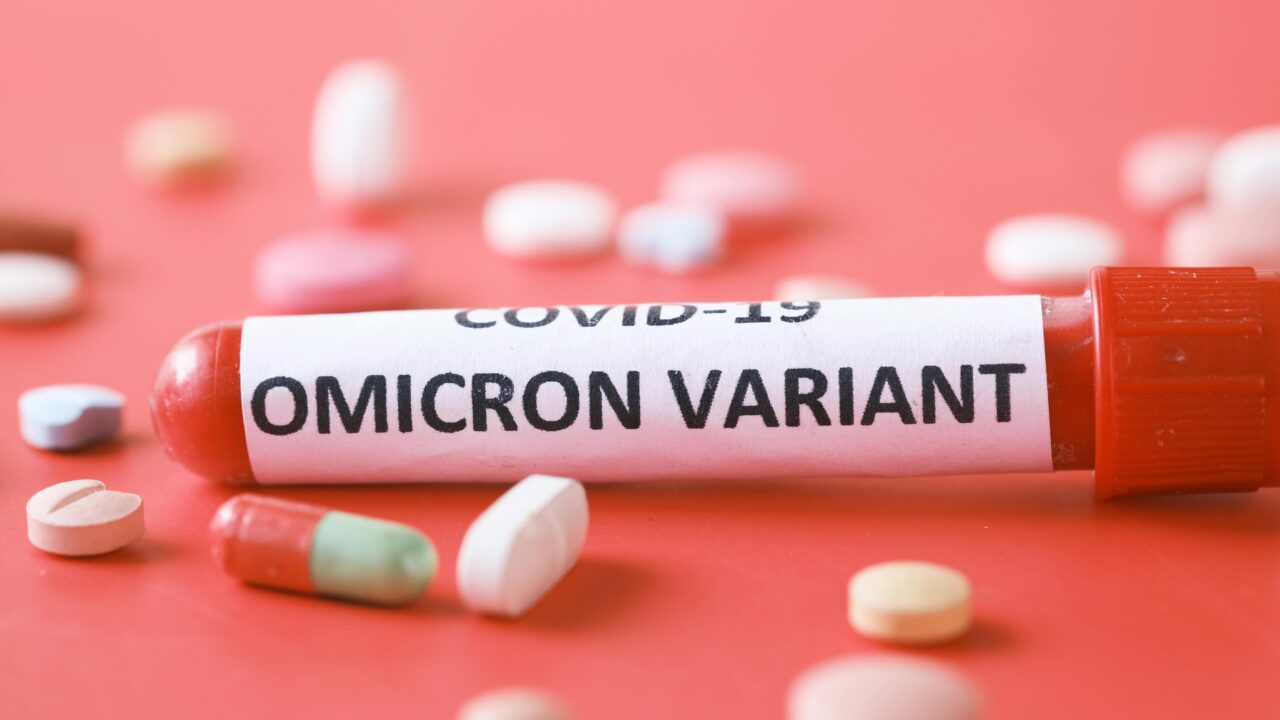 Omicron: Symptoms and treatment of the new strain of coronavirus